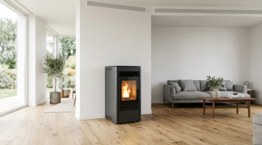 Poêle à granulés canalisable moderne installé dans un salon lumineux avec gaines discrètes au plafond